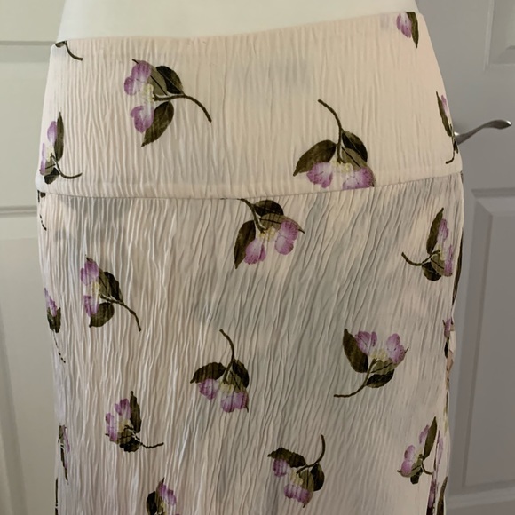 VINCE. wrap effect floral print crepe skirt - Picture 10 of 16